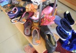 Взуття: кімнатні тапки, ґумові чоботи та черевики