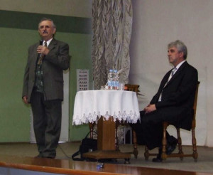 Богдан Горинь презентує свою книгу. Ведучий – професор мистецтвознавства Роман Яців (праворуч)