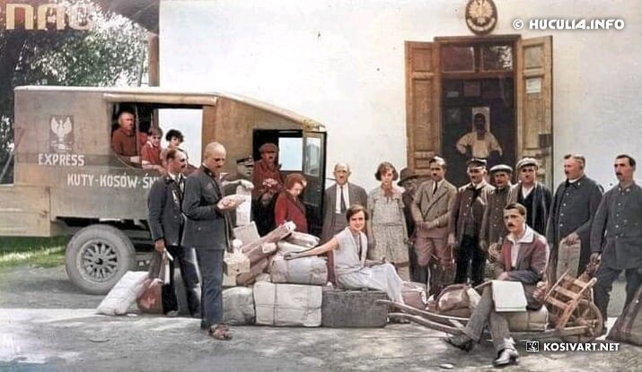 Працівники косівської пошти біля лікарні. Служба курсувала між Косовом, Кутами та Снятином. Фото 18 червня 1928 року.