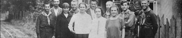 Подружжя Горбових (по центру) з пластунами. (Прислав Роман Хромейчук)