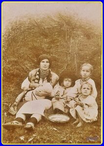 Гуцулка з дітьми. Брустури. Світлина Ю.Дуткевича, 1890 рік