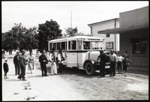 Автовокзал в Косові — Автобус «на Кути». Автобус на 12 місць. 1930-ті рр. Фото Henryk Poddębski.