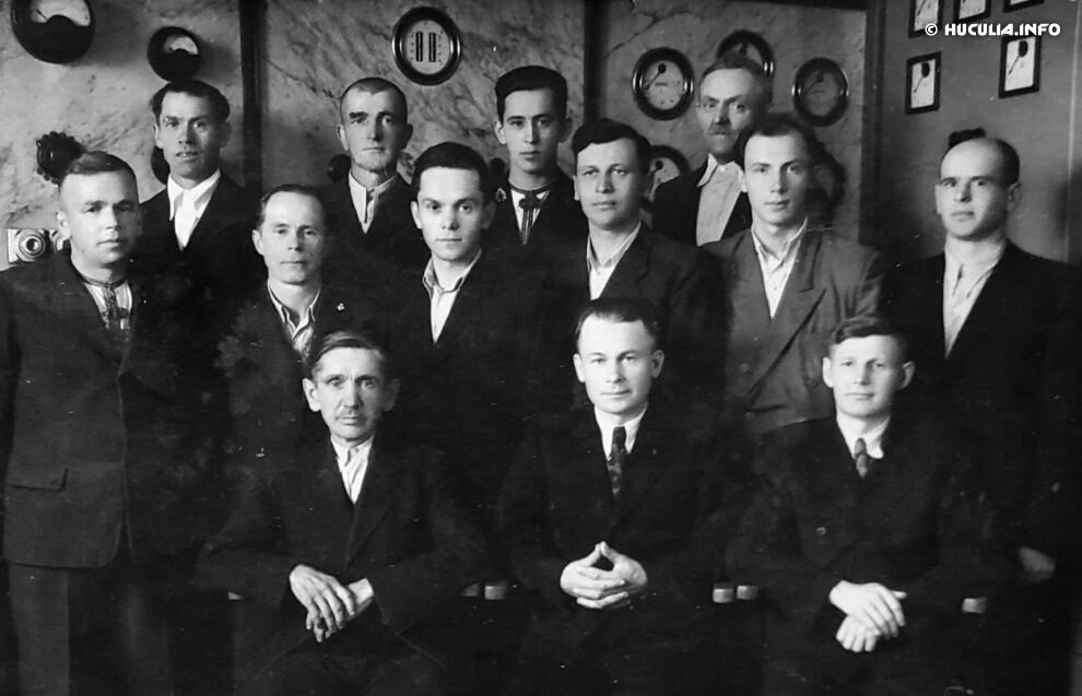Персонал електровні. 1955 р. Фото з нагоди проводів на пенсію Й. Корнея. У центрі директор Ю. С. Каплич, зліва – Й. Корней.